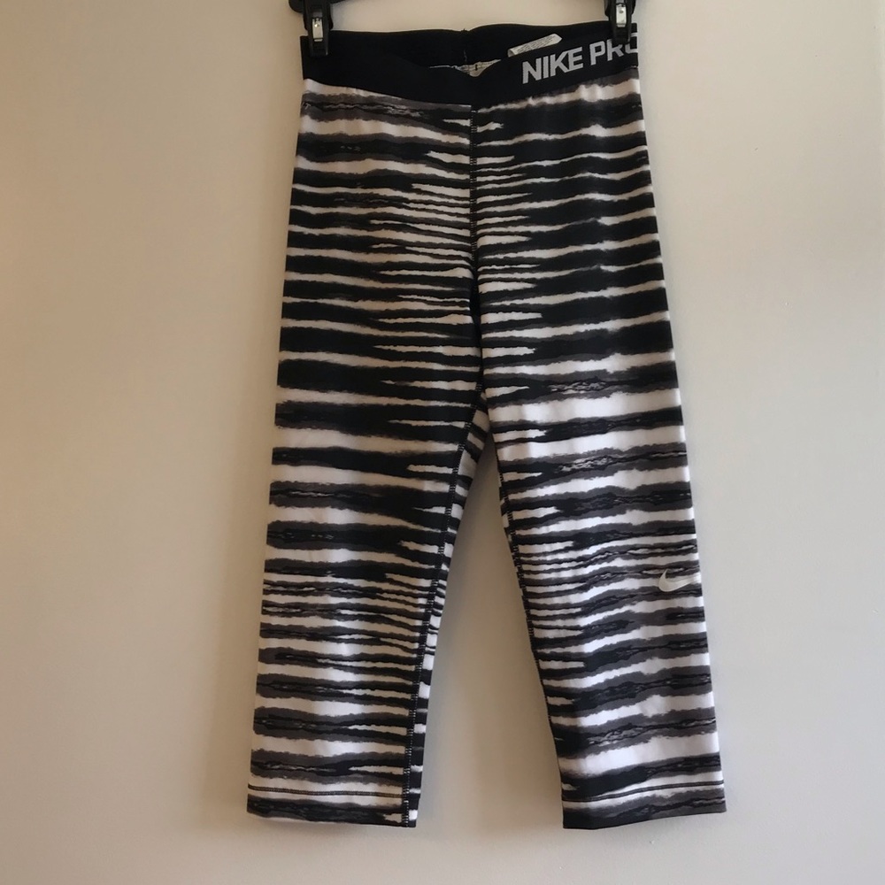 🎀 3/23 Capri Nike Pro Spandex Leggings - Picture 3 of 5